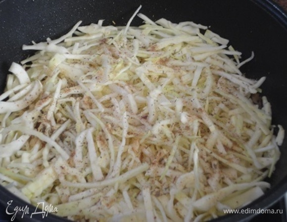 Капусту тонко нашинковать и выложить к овощам. Для меня, если готовится капуста или грибы, то обязателен и кориандр. Но вы можете этот шаг пропустить или добавить свои любимые приправы. Все перемешать, накрыть крышкой и тушить на среднем нагреве 20–25 минут. Капуста даст сок. Но, если вам покажется, что жидкости мало, долейте горячей воды. В конце тушения добавьте рубленую зелень (любимую вами), перемешайте, выключите нагрев и оставьте на горячей плете немного настояться.