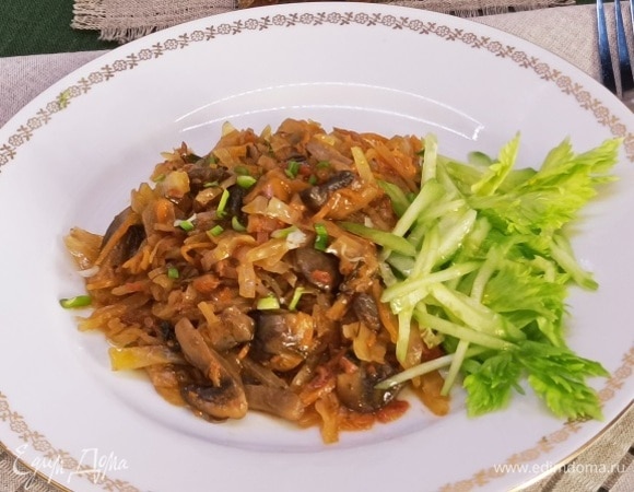 Хорошо подавать со свежими овощами (уже хочется заменить ими домашние маринады) и зеленью.