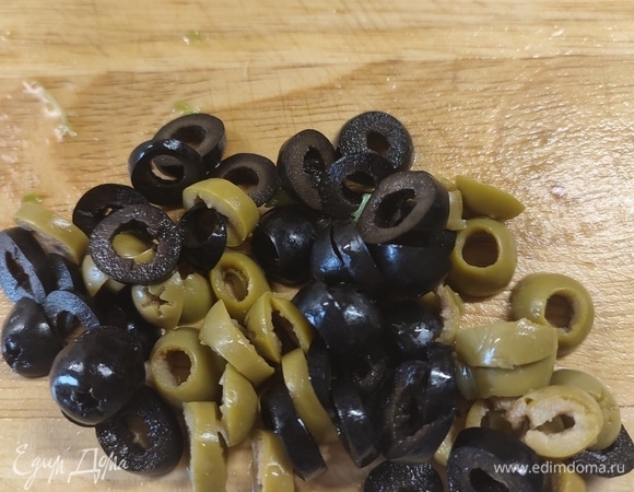 У меня было по половине банки маслин и оливок. Оливки с маслинами нарезать тоненькими колечками.