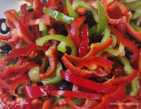 Перец можно взять одного цвета или разного для контраста. Нарезать полосками.