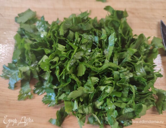 Зелень петрушки порубить не очень мелко.