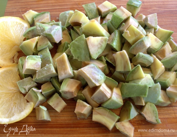 Авокадо (2 шт.) очистить, нарезать кубиком, сбрызнуть лимонным соком.