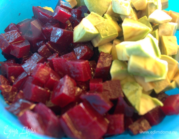 Свеклу тоже нарезать кубиком, соединить с авокадо.