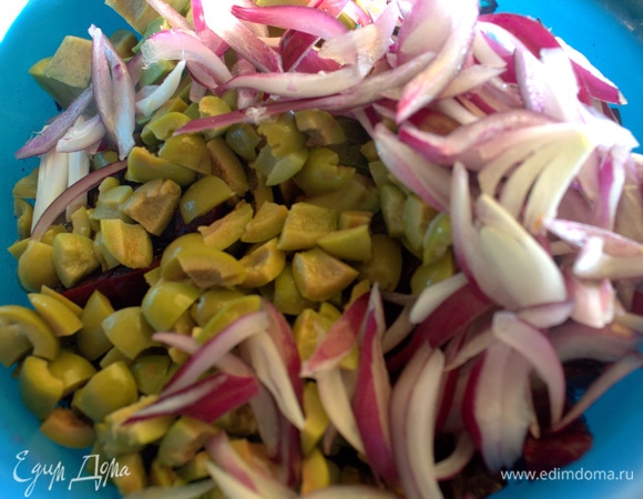 Все соединить в салатнике.