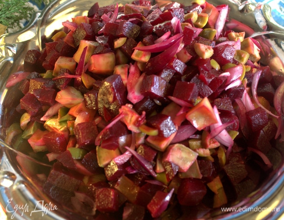 Салат перенести в блюдо для подачи.