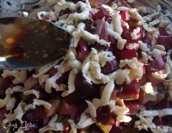 Полить равномерно заправкой.