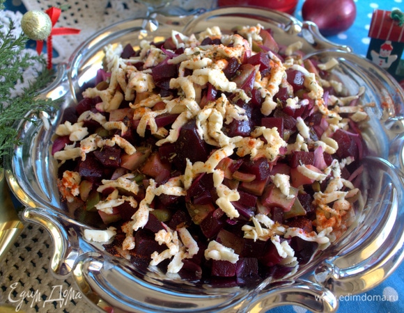 Такой салат можно сделать слоями, если не любите, когда свекла окрашивает продукты.