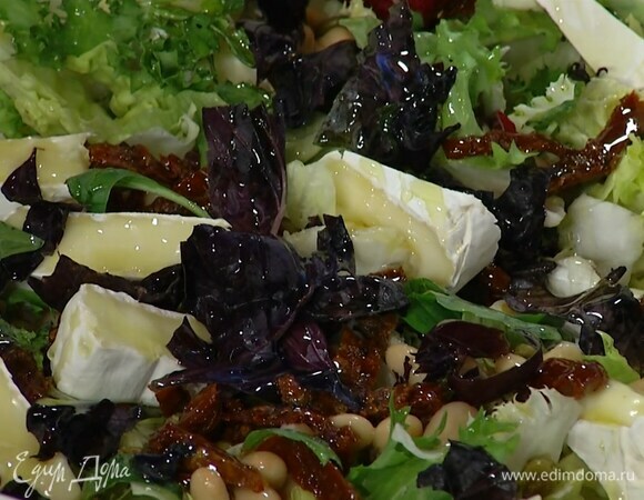 Полить салат оливковым маслом и выжатым из половинки лимона соком, посолить, поперчить и перемешать.