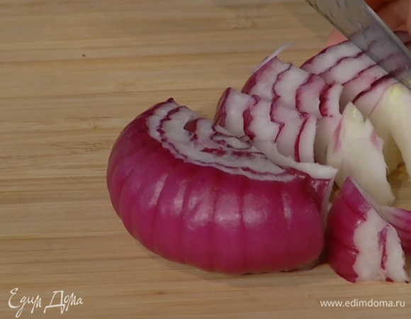 Одну красную луковицу и зубчик чеснока почистить и крупно порезать.