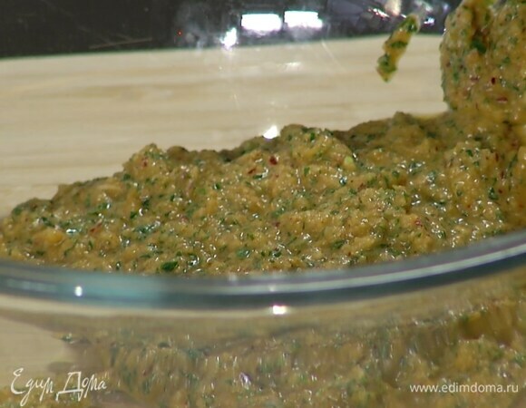 Приготовить маринад: из половинки лимона в чашу блендера выжать сок, выложить нарезанный лук и чеснок, петрушку, кинзу и мяту, добавить кориандр, зиру, куркуму и хариссу, влить растительное масло, все посолить и взбить.