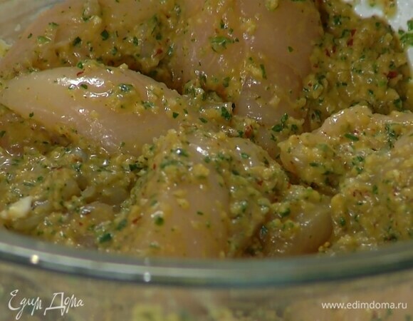 Куриное филе выложить в маринад, перемешать и оставить при комнатной температуре на 10–15 минут.