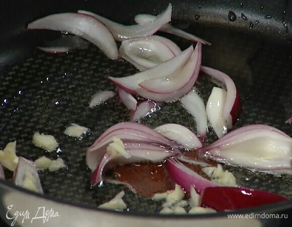 Зубчик чеснока почистить, мелко порубить, добавить к луку и все обжарить.