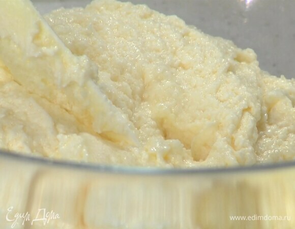 Предварительно размягченное сливочное масло и сахар взбить блендером с насадкой-венчиком в однородную массу, затем, продолжая взбивать, по одному ввести яйца.