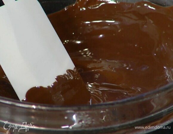 Шоколад поломать кусочками и растопить на водяной бане.