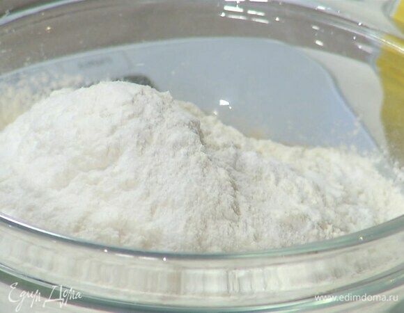 Муку перемешать с разрыхлителем и солью.