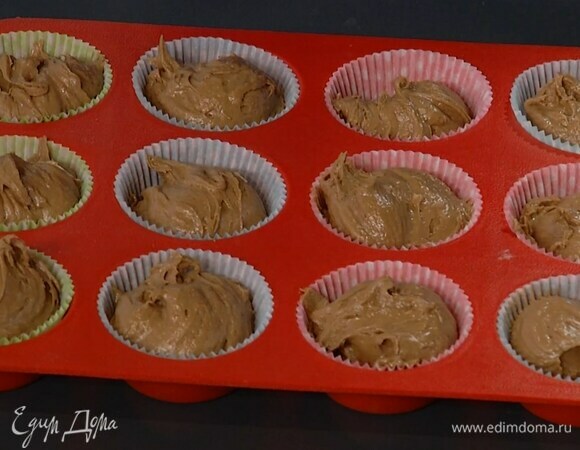 Разложить тесто в формы для кексов с бумажными вкладышами и выпекать в разогретой духовке 20 минут.