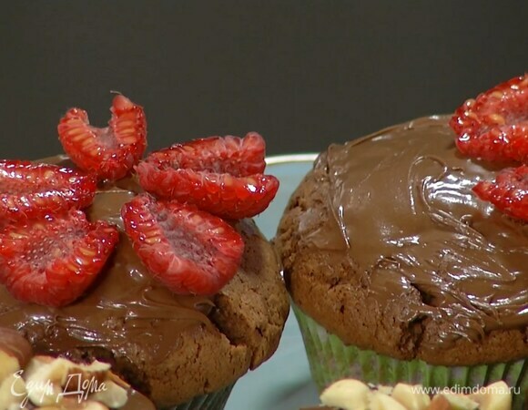 Малину разрезать пополам и украсить кексы.