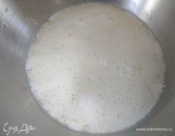 Влить рассол, смешать.