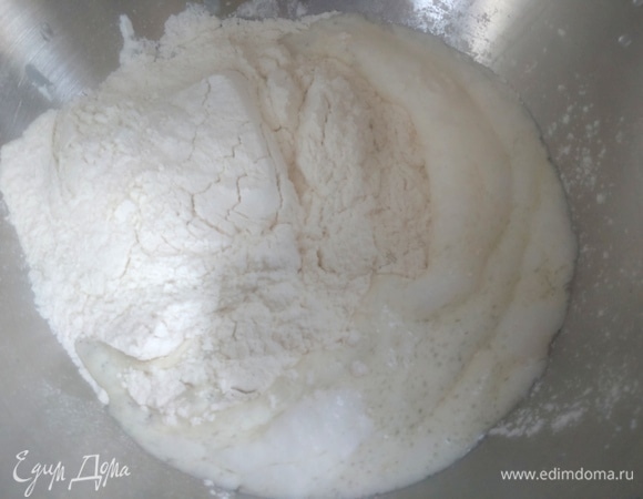 Всыпать муку партиями. На стол тоже понадобится небольшое количество муки.