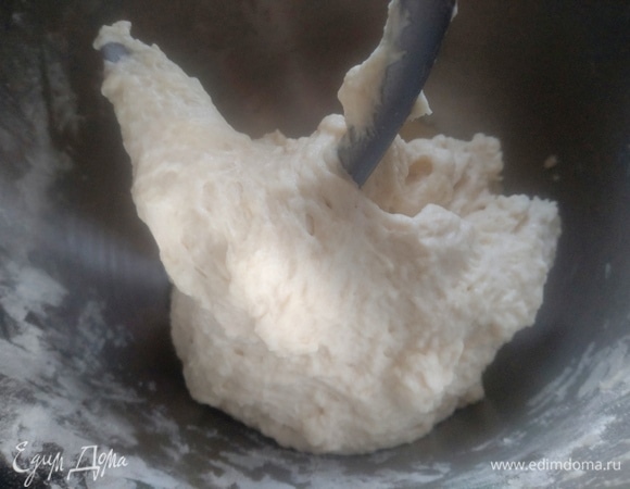 Замесить тестомесом или руками. Накрыть тесто, оставить в покое на полчаса.