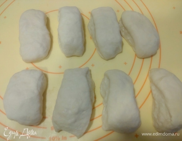 Позже скатать колбаску и нарезать на одинаковые порции. Тоже накрыть, чтобы не подсохли.