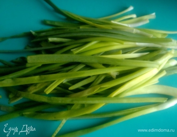 Для начинки захотелось взять зеленый лук, но можно и репчатый.