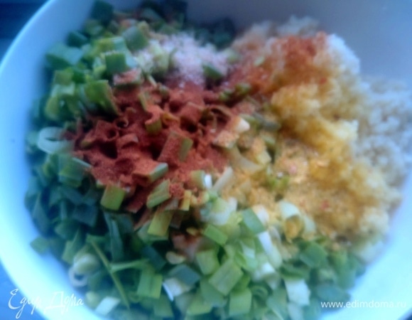 Кускус у меня мелкий, не требует варки. Залить кипятком, накрыть и оставить на 5 минут. Затем взрыхлить вилкой и смешать с луком и специями.