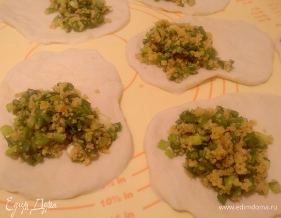 Расплющить кусочек теста, положить начинку.