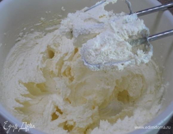 Орехи (можно и фундук) измельчить, с лимона снять цедру. Заранее включаем духовку на 180–190°C. Готовое тесто надо будет сразу выпекать, иначе оно затянется. Мягкое сливочное масло взбивать миксером, постепенно добавляя сахар и ванильный сахар, до пышной массы.
