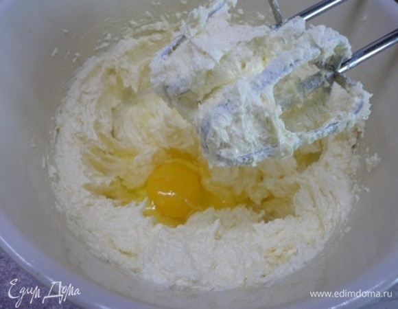 Продолжая взбивать, ввести по одному яйца. В последнюю очередь добавить лимонную цедру.