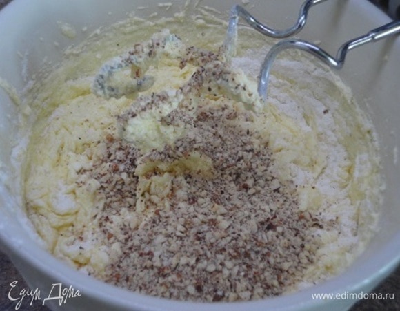 Также частями ввести измельченные орехи.