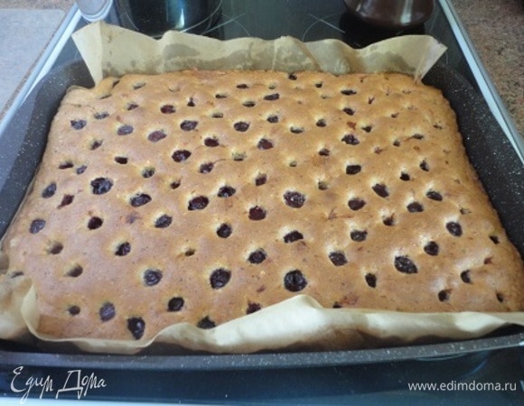 Выпекать пирог при 180–190°C примерно 30–35 минут. Готовность проверьте деревянной шпажкой.