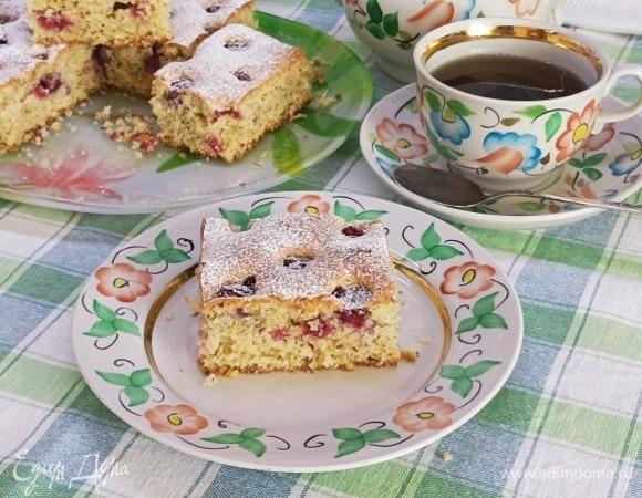 Готовый пирог посыпаем сахарной пудрой. Больше для красоты, а не для сладости. Летом можно выпекать со свежей вишней без косточек.