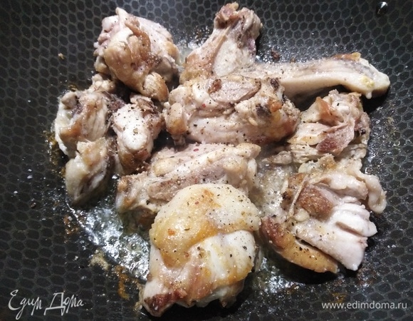 Куски курицы обжарить до полуготовности на растительном масле. Добавить соль и перец.