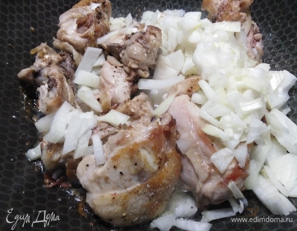 Всыпать нарезанный лук. Обжарить в течение 5 минут.
