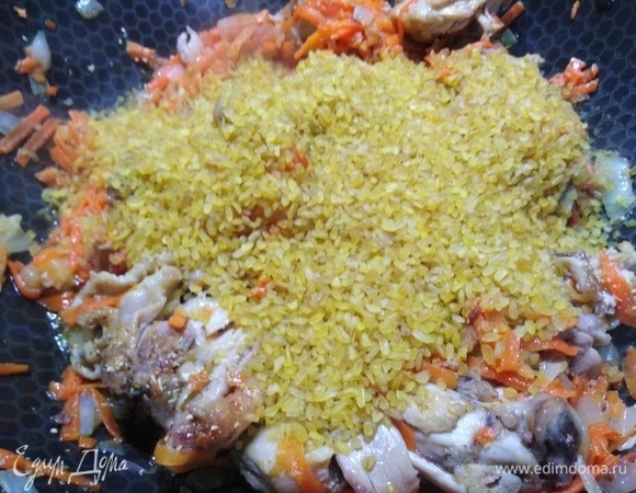 Добавить сушеный чеснок и булгур. Жарить, помешивая, 5 минут.