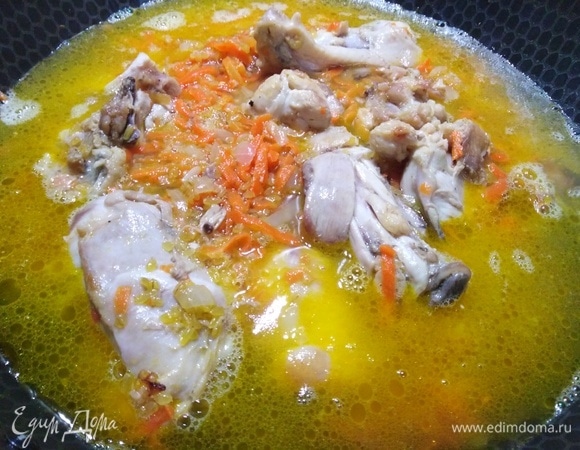 Влить горячую воду. Посолить по вкусу. Довести до кипения. Убавить огонь до тихого. Готовить под крышкой 30 минут.