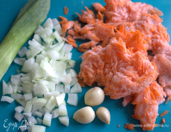 Нарезать лук и чеснок, натереть морковь (можно замороженную).
