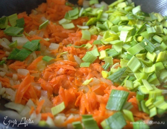 Обжарить все и добавить нарезанный порей.