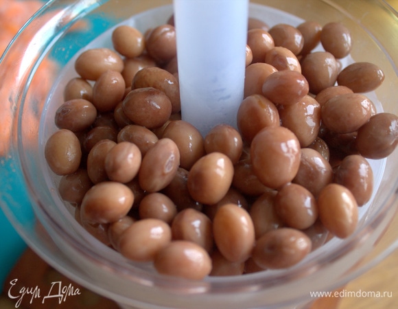 Отварить фасоль заранее или взять консервированную, затем процедить от жидкости.