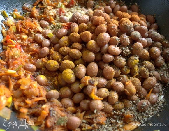 Пересыпать фасоль в зажарку и добавить специи.