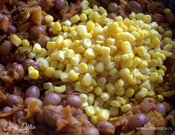 Следом — кукурузу. Все перемешать и выключить огонь.