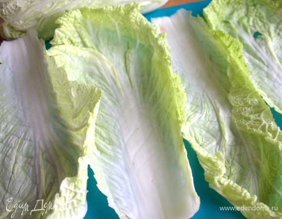 Вместо обычной капусты завернуть начинку в листья пекинской капусты.