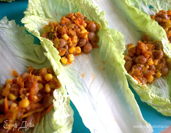 Выложить начинку с горкой, свернуть лист рулетиком. Если плохо сворачивается, окунуть в подсоленный кипяток на 30 секунд или положить в СВЧ-печь на 3–4 минуты.