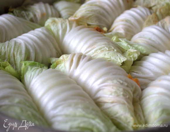 Переложить в глубокую сковороду все рулетики.