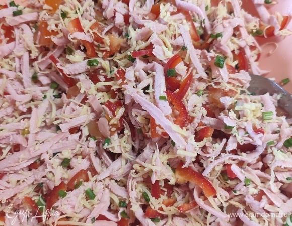 Ветчину, зелень, помидор и перец мелко нарезать, сыр натереть на мелкой терке. 