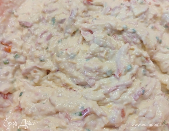 К начинке добавить все ингредиенты и замесить тесто.