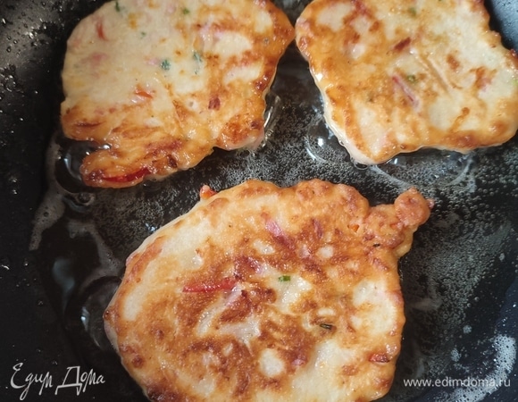 Жарить оладьи на растительном масле до золотистого цвета с обеих сторон.