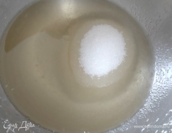 Добавить сахар и ванильный сахар.