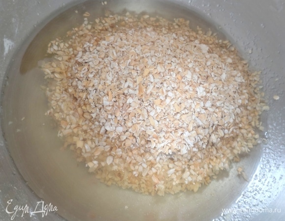 В горячее масло всыпать отруби, перемешать, дать набухнуть.